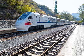 火车在轨道上行驶图片