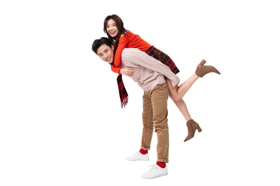 青年男人背着女朋友