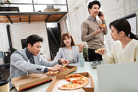 青年商务团队在办公室里用餐图片