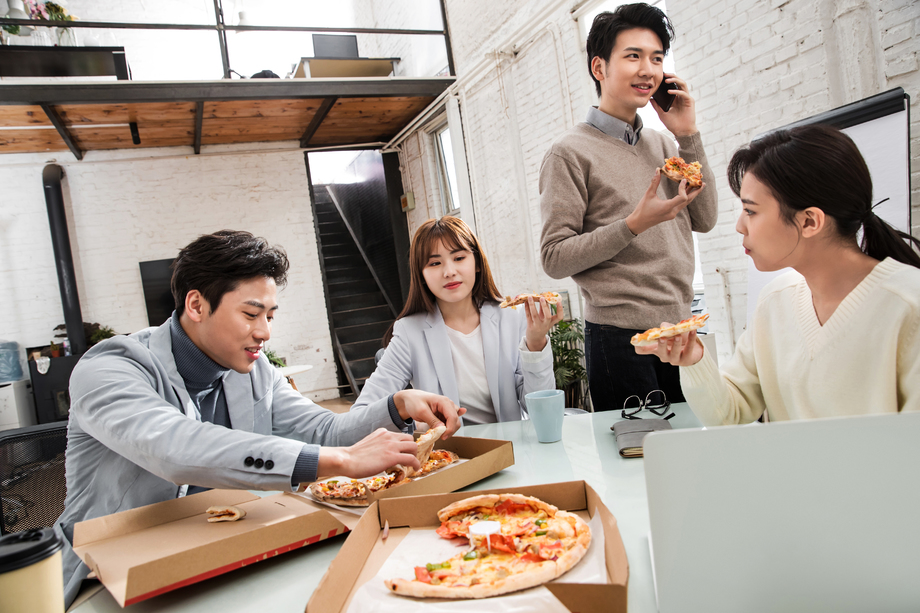 青年商务团队在办公室里用餐图片 青年商务团队在办公室里用餐图片