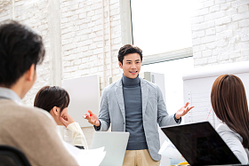 青年商务团队开会照片