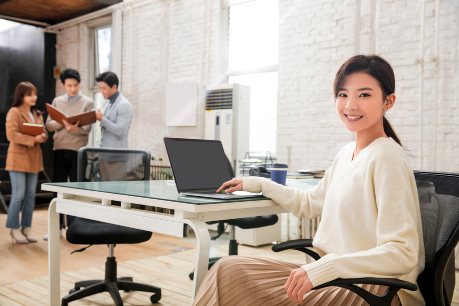 青年商务女性在工作室工作图片