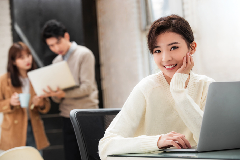 青年商务女性在工作室 青年商务女性在工作室