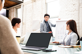 青年商务团队开会图片