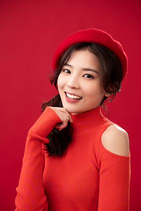 穿红色衣服的青年女人肖像