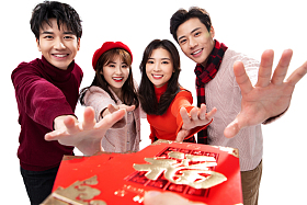 青年男女拿红包图片