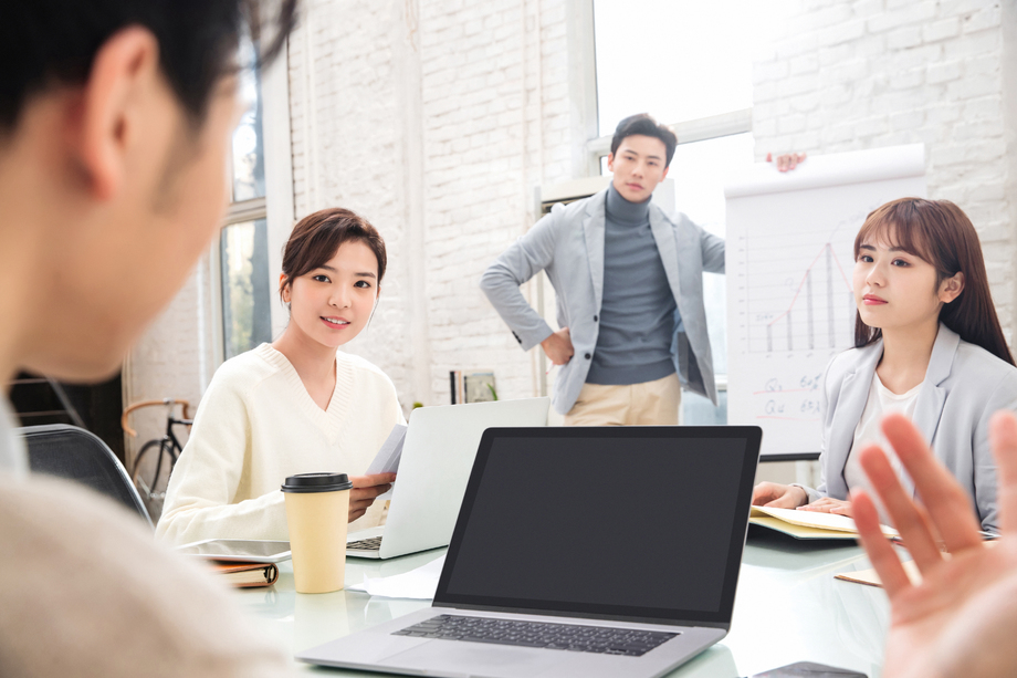 青年商务团队开会照片