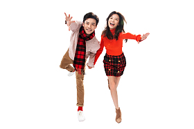 欢乐的青年情侣手牵手