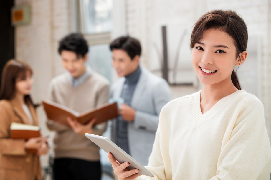 拿着平板电脑的商务女性在工作室