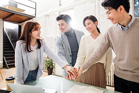 商务团队一起加油鼓励照片