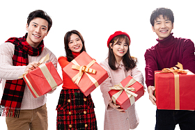 拿着礼物的青年男女图片