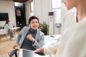 青年商务人士在办公室里工作