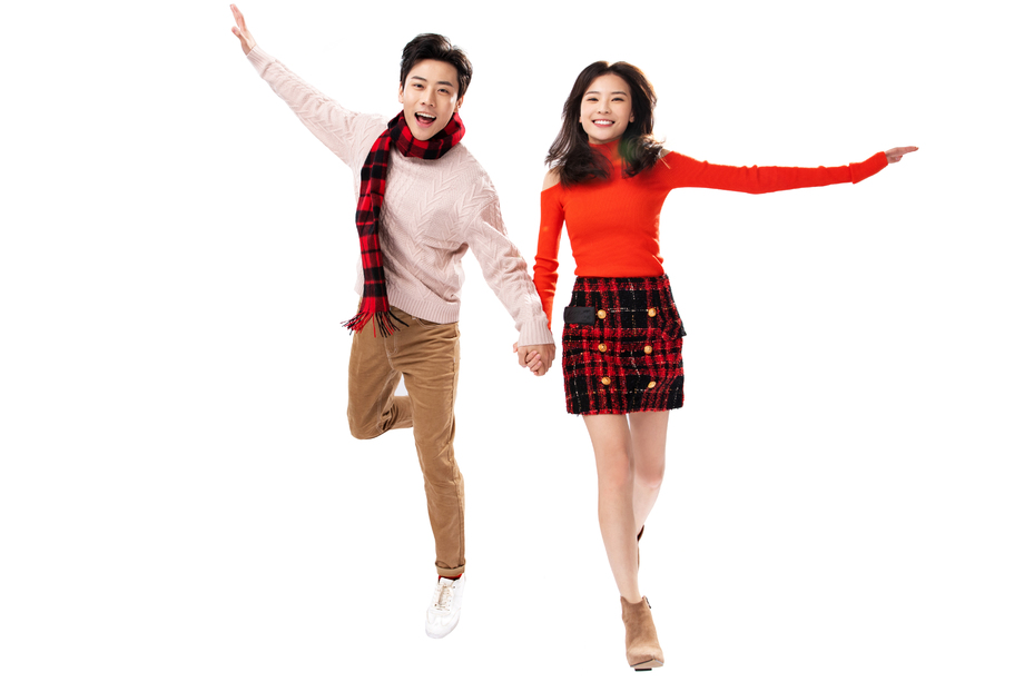 欢乐的青年情侣手牵手图片 欢乐的青年情侣手牵手图片