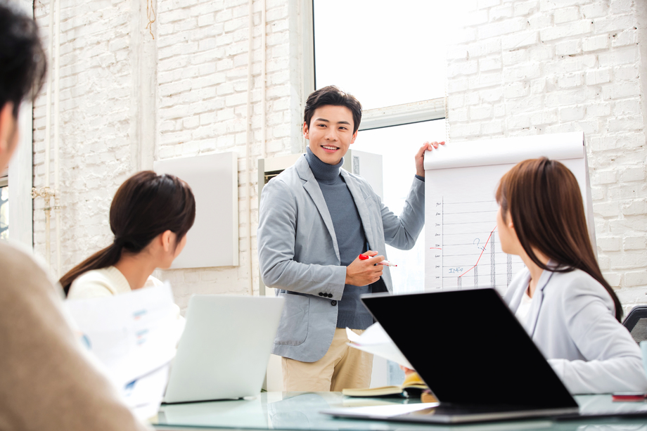 青年商务团队开 青年商务团队开