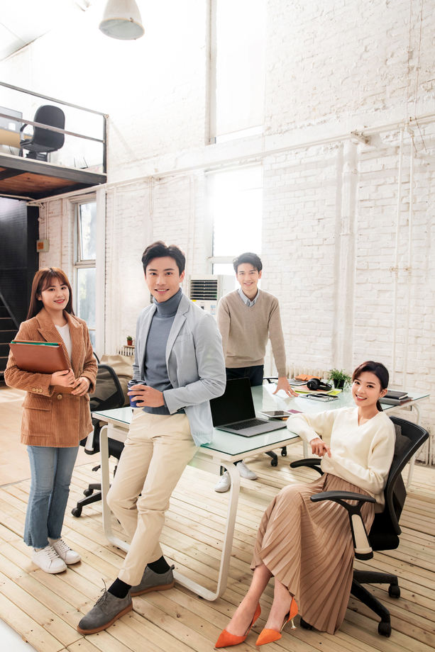 青年商务团队在工作室图片 青年商务团队在工作室图片