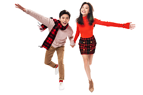 欢乐的青年情侣手牵手