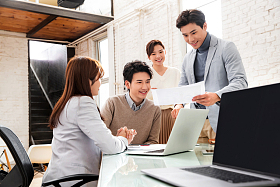 青年商务人士在工作室工作