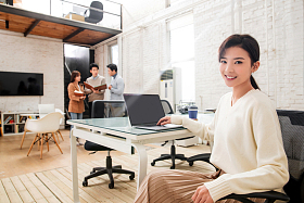 青年商务女性在办公场所工作室工作