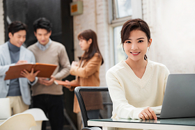 青年商务女性在工作室工作图片