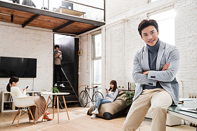 青年商务女性在工作室工作