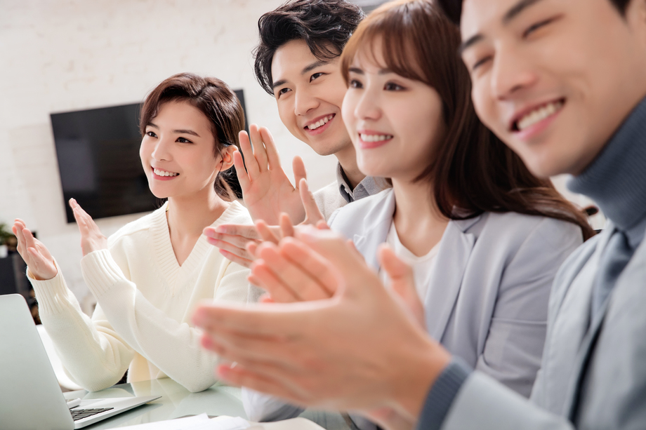 青年商务人士开会图片