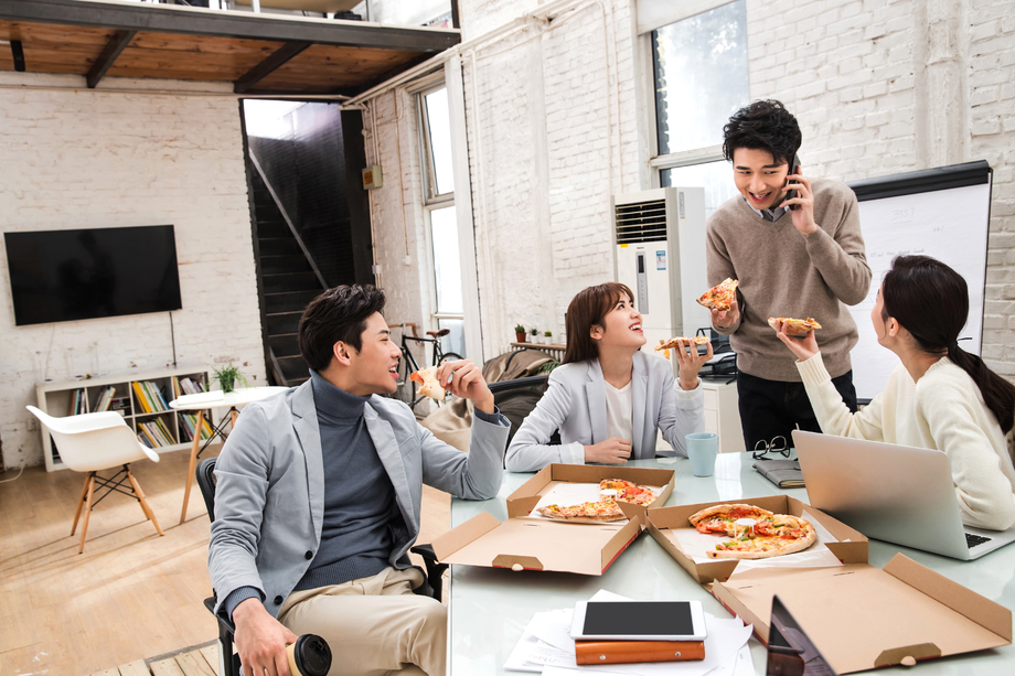 青年商务团队在办公室里用餐图片 青年商务团队在办公室里用餐图片