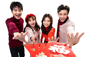 青年男女拿红包照片