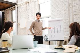 青年商务人士在工作室开