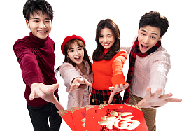 青年男女拿红包图片