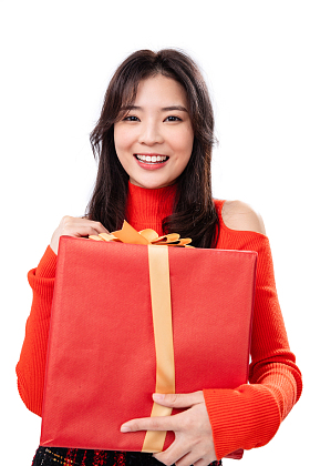 拿着礼物的青年女人