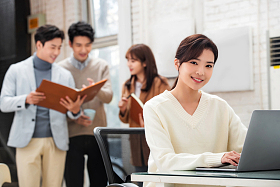 青年商务女性在工作室工作