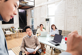 青年商务团队开会图片