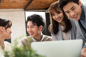 青年商务人士在工作室工作