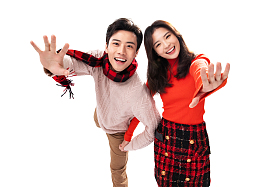 欢乐的青年情侣手牵手图片