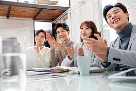 青年商务人士开会图片