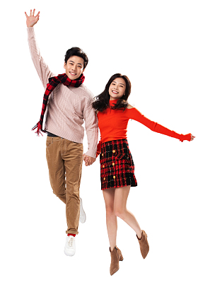 欢乐的青年情侣手牵手