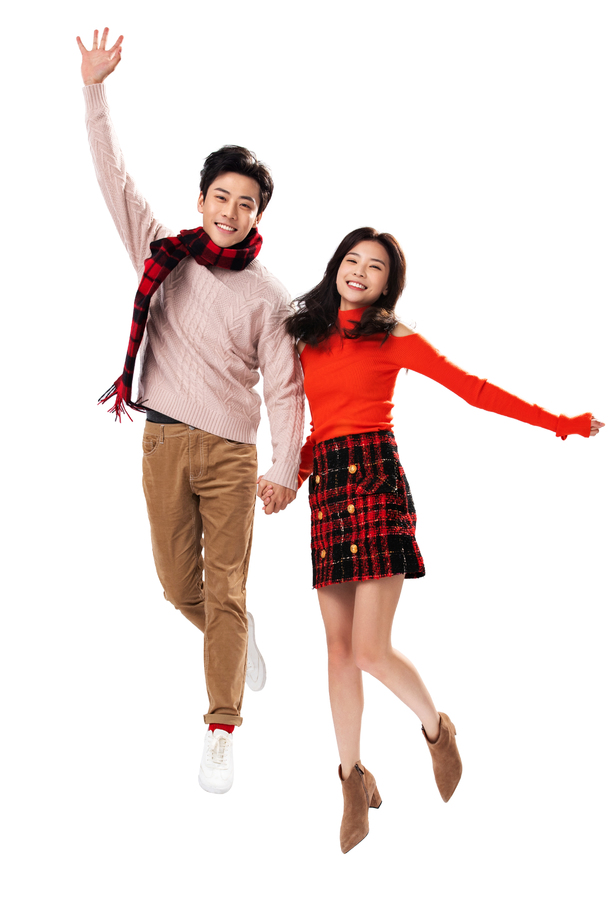 欢乐的青年情侣手牵手 欢乐的青年情侣手牵手