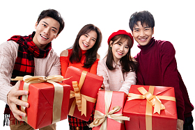 拿着礼物的青年男女照片