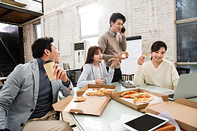 青年商务团队在办公室里用餐图片