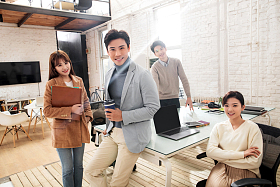 青年商务团队在工作室