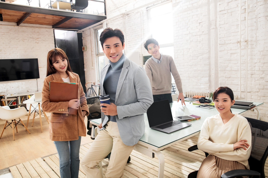 青年商务团队在工作室 青年商务团队在工作室