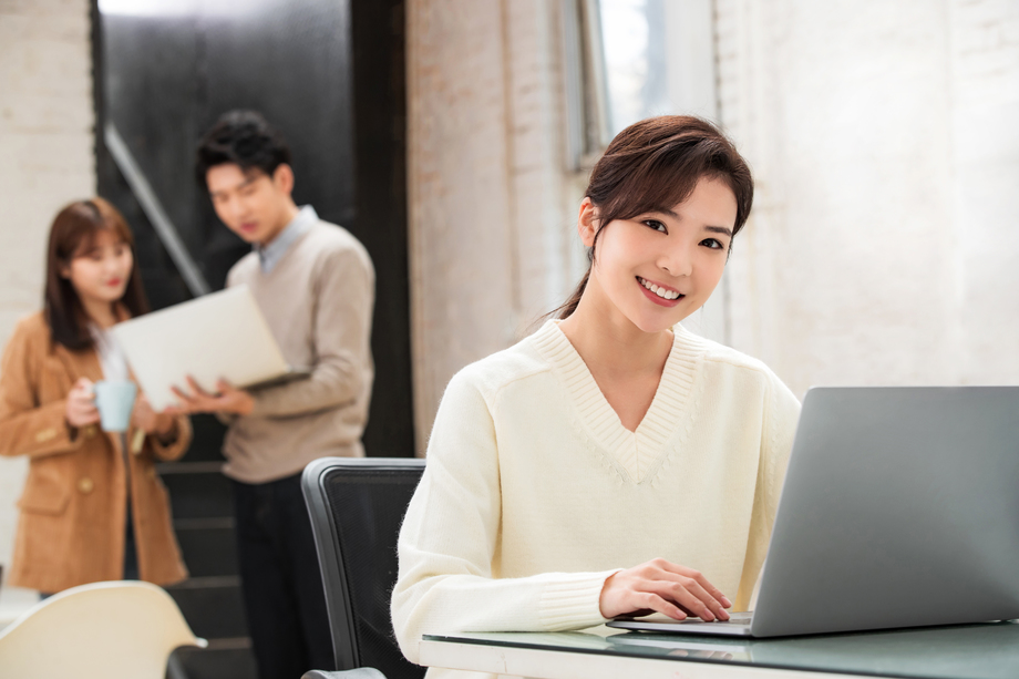 青年商务女性在工作室 青年商务女性在工作室