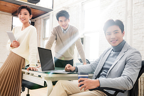 青年商务团队在工作室图片