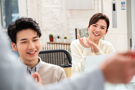 青年商务团队在工作室图片