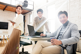 青年商务团队在工作室图片