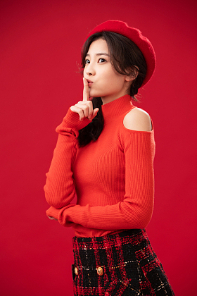 穿红色衣服的青年女人肖像