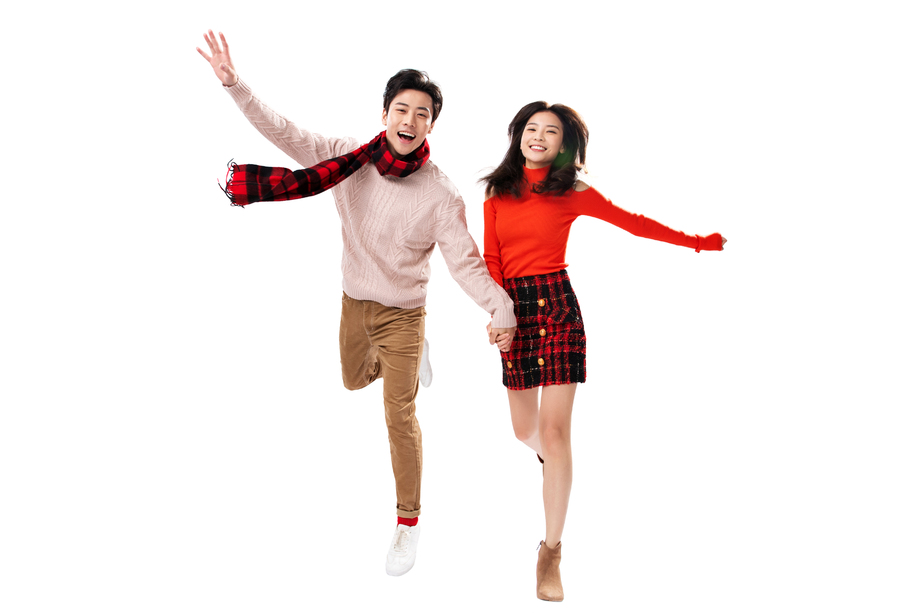 欢乐的青年情侣手牵手照片 欢乐的青年情侣手牵手照片