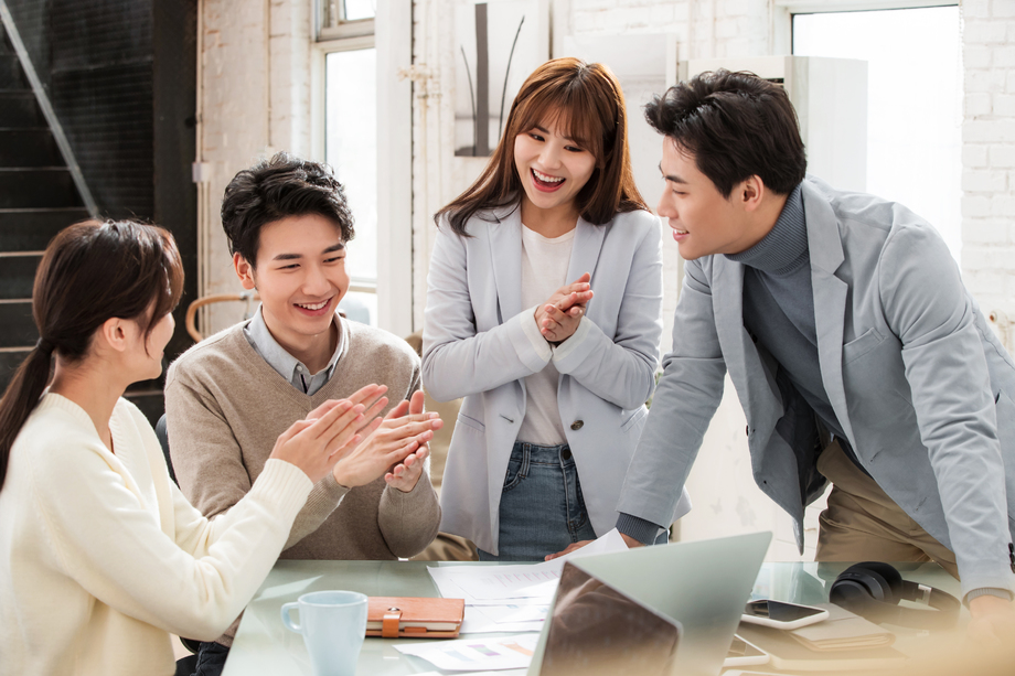 青年商务人士在工作室工作