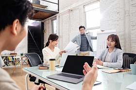 青年商务团队开会图片