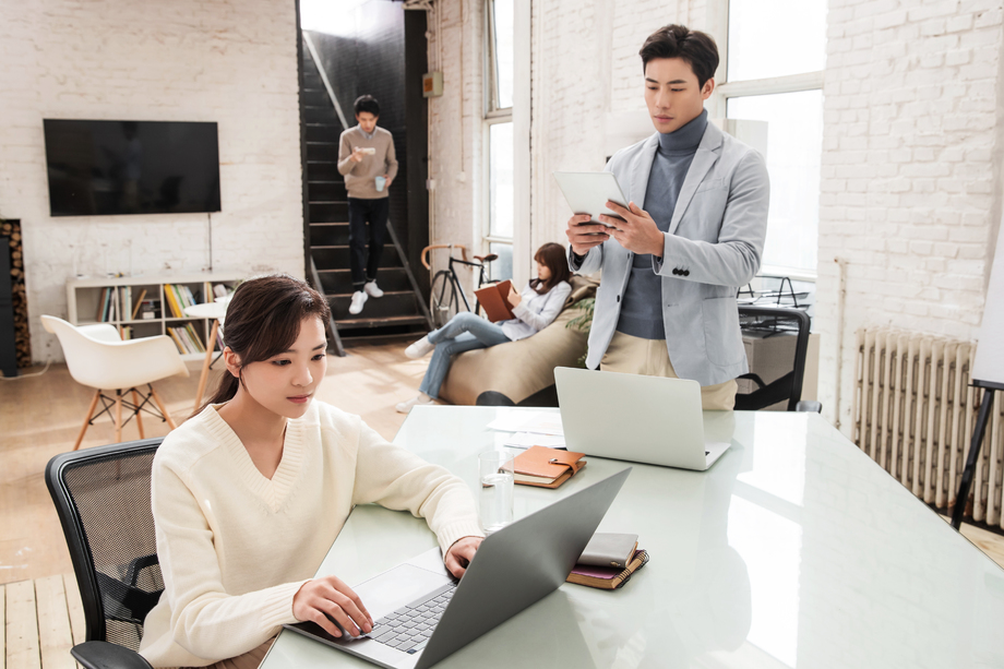 青年商务人士在办公室里工作 青年商务人士在办公室里工作